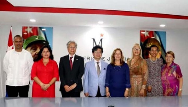 Ministra de Justicia recibió a presidente de Fundación japonesa